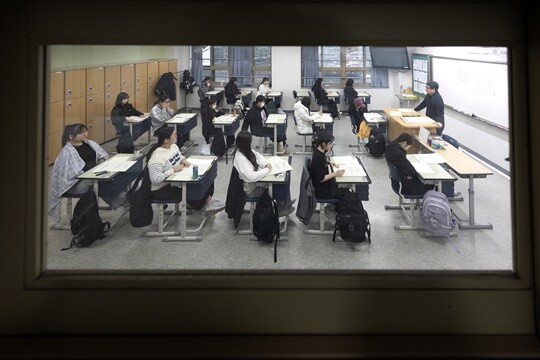 2025학년도 대학수학능력시험(수능) 대비 전국연합학력평가가 시행된 3월 28일 서울 영등포구 영등포여자고등학교에서 수험생들이 시험 준비를 하고 있다. 사진=공동취재단