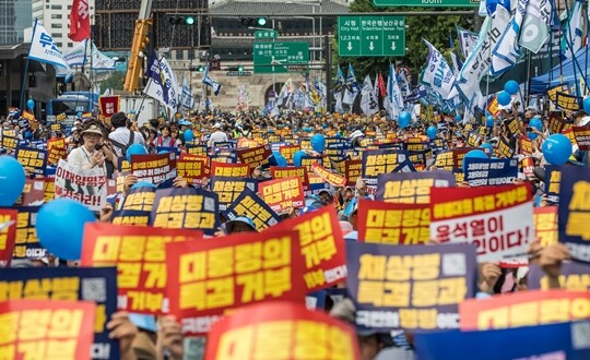 5월 25일 서울 중구 숭례문 인근에서 열린 범야당 및 시민사회 ‘채 해병 특검법 거부 규탄 및 통과 촉구 범국민대회’에서 참가자들이 구호를 외치고 있다. 사진=최준필 기자