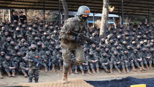 21일 수류탄 폭발사고로 훈련병이 사망한 지 이틀 만에 군기훈련 도중 훈련병이 쓰러져 사망하는 사고가 발생했다. 훈련병들이 각개전투 훈련을 하는 모습으로 기사의 특정 내용과 관련없다. 사진=연합뉴스