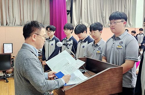 덕원고등학교총동창회 후배사랑장학회(회장 임광호)가 지난 27일 모교에서 재학생에게 장학금을 수여하고 있다. 사진=덕원후배사랑 장학회 제공