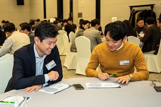 서준혁 소노인터내셔널 회장(왼쪽)이 2022년 4월 '리버스 멘토링 동상일몽' 발대식에서 이야기를 나누고 있다. 사진=대명소노그룹 제공