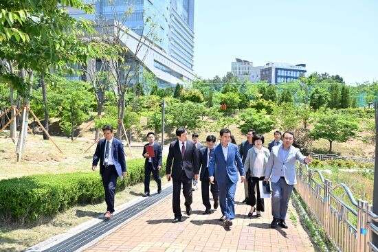 김영길 중구청장과 박종길 근로복지공단 이사장. 사진=중구청 제공