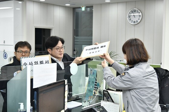 김병수 김포시장이 지난 3월 13일 김포경찰서에 수사의뢰서를 제출하고 있다. 사진=김포시 제공