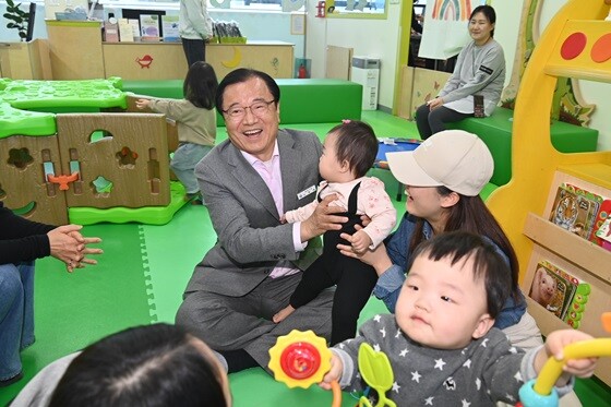 이현재 하남시장이 육아보육시설에 방문해 아이를 안고 환하게 웃고 있다. 사진=하남시 제공