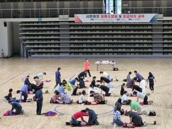 울산시설공단이 심폐소생술을 시연하고 있는 광경. 사진=시설공단 제공