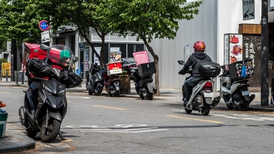 서울 시내 도로에 배달 오토바이가 대기 중인 모습으로 기사의 특정 내용과 관련없다. 사진=최준필 기자