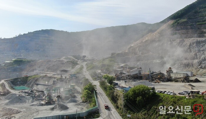 봉림석산이 기대수명을 1.8년 단축하는 것으로 알려진 비산먼지를 뿜어내는 모습. 사진=정민규 기자