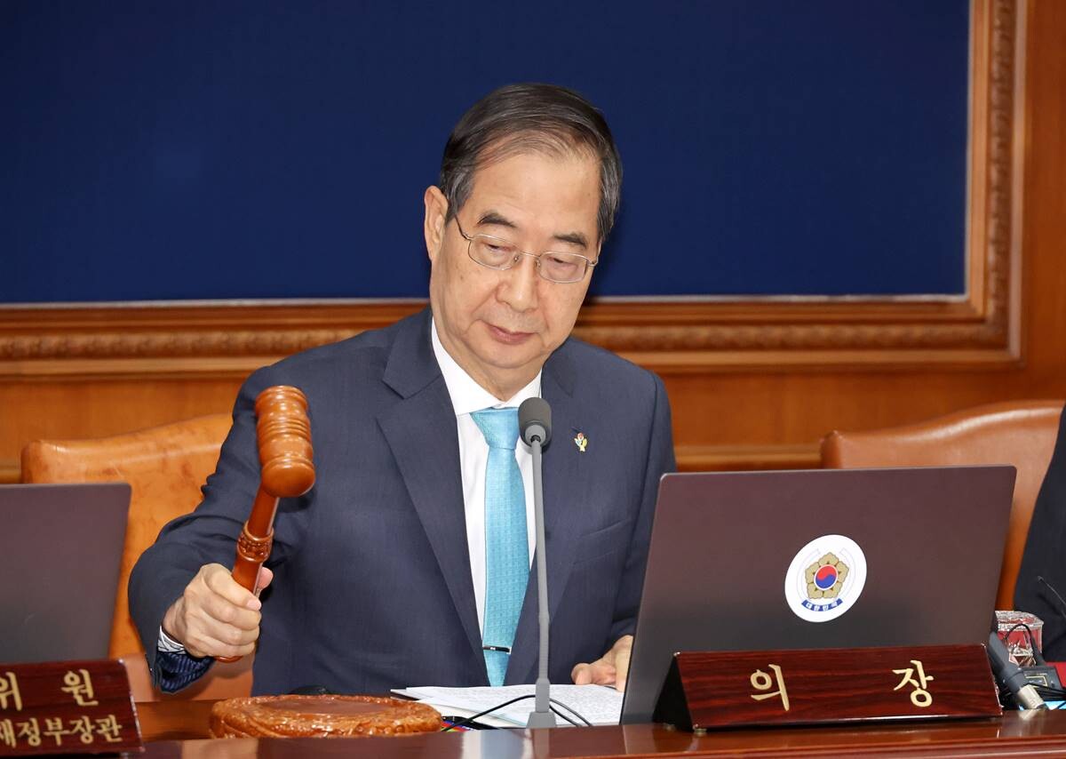 한덕수 국무총리가 4일 서울 종로구 정부서울청사에서 열린 국무회의에서 의사봉을 두드리고 있다. 사진=연합뉴스 제공