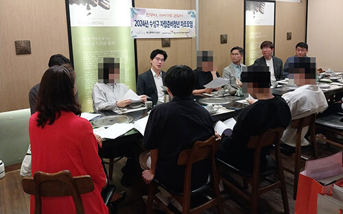 지난달 28일 열린 첫 자조 모임. 이날 자립준비청년 6명과 전광석 월드비전 대구경북사업본부장, 퇴직상담교사 등이 참석해 자립준비청년을 격려하고 유대감을 형성하는 시간을 가졌다. 사진=수성구 제공
