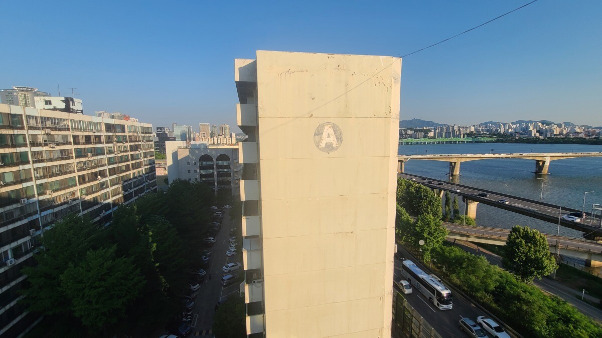 재건축을 추진 중인 서울 용산구 한강변 산호아파트. 지난 4월 시공사 입찰에 참여한 건설사가 1곳도 없었다. 사진=이강훈 기자