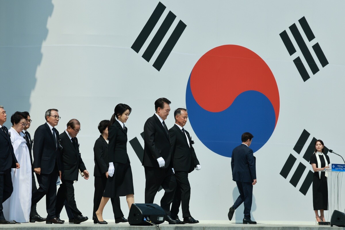 6일 서울 동작구 국립서울현충원에서 열린 제69회 현충일 추념식에 참석한 윤석열 대통령과 부인 김건희 여사.