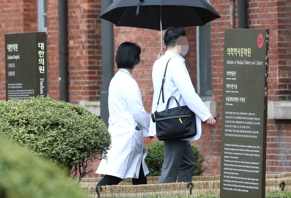 서울 종로구 서울대학교병원 내부에서 의료진이 걷고 있다. 사진=임준선 기자