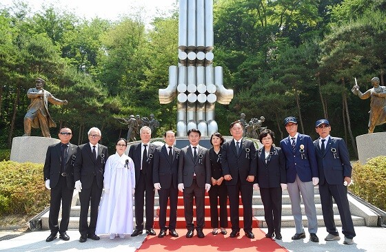 김동근 시장이 6일 현충일 추념식에서 참석자들과 기념촬영하고 있다.