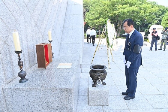 이현재 하남시장이 6일 제69회 현충일 추념식에서 헌화 분향하고 있다. 사진=하남시 제공