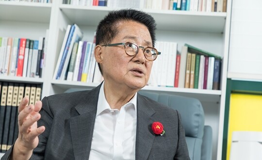 지난 4월 24일 일요신문과 인터뷰를 하고 있는 박지원 더불어민주당 의원. 사진=최준필 기자