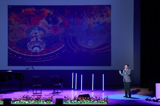 이상일 용인특례시장이 마르크 샤갈이 그린 파리 오페라극장 천장화 꿈의 꽃다발에 대해 설명하고 있다. 사진=용인특례시 제공