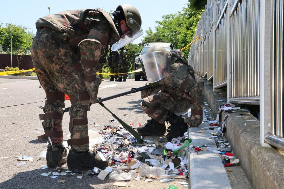 지난 6월 2일 군 당국이 수도권의 오물 풍선 낙하 지점에서 오물을 살피고 있다. 사진=연합뉴스