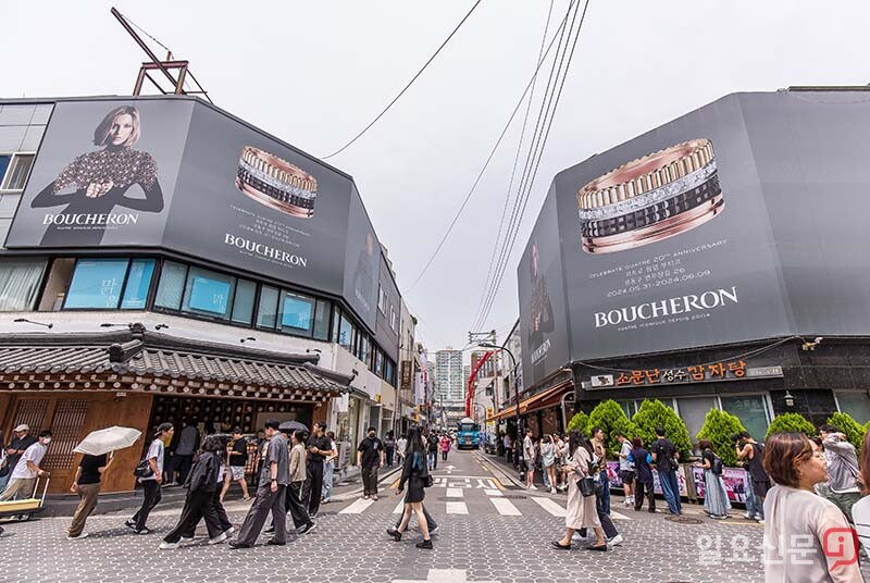 7일 수많은 방문객들이 서울 성동구 성수동 연무장길의 팝업스토어 거리를 찾았다.