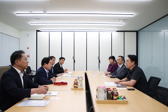 주광덕 남양주시장이 10일 성남시 판교에 위치한 넥스트칩 본사를 방문해 김경수 한국팹리스산업협회장과 환담을 갖고 있다. 사진=남양주시 제공