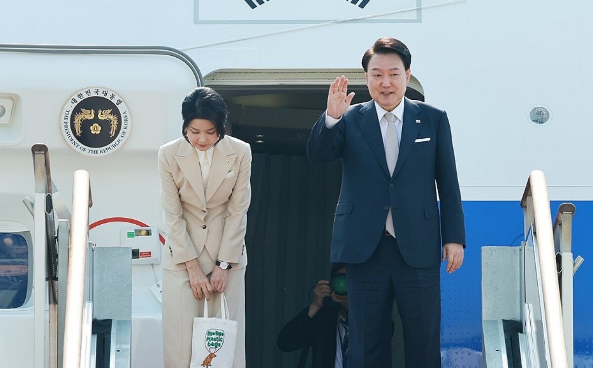 윤석열 대통령과 부인 김건희 여사가 10일 경기 성남 서울공항에서 투르크메니스탄, 우즈베키스탄, 카자흐스탄 등 중앙아시아 3개국 방문을 위해 출국하며 전용기인 공군 1호기에 올라 인사하고 있다. 사진=연합뉴스