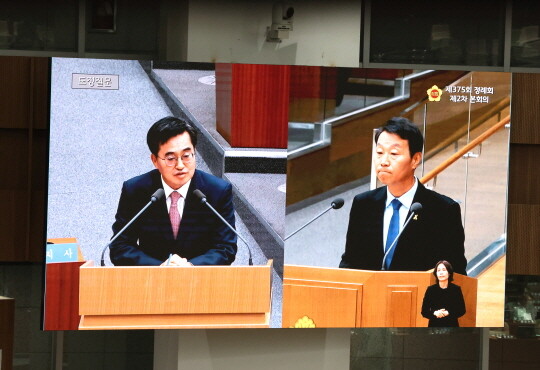 경기도의회 본회의장에서 열린 제375회 정례회 제2차 본회의에서 김동연 경기도지사가 강태형 경기도의회 의원에게 도정 질문(일문일답)을 받고 있다. 사진=경기도 제공