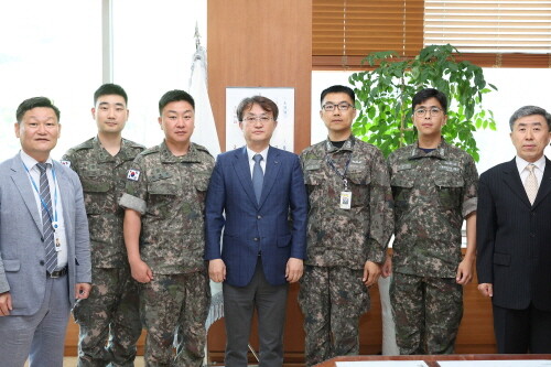 지난 12일 렛츠런파크 부산경남에서 열린 위문금 전달식에서 한국마사회 엄영석 부산경남지역본부장(가운데), 제53보병사단(왼쪽), 진해기지사령부(오른쪽) 장병 등 관계자가 기념촬영을 갖는 모습. 사진=한국마사회 부산경남본부 제공