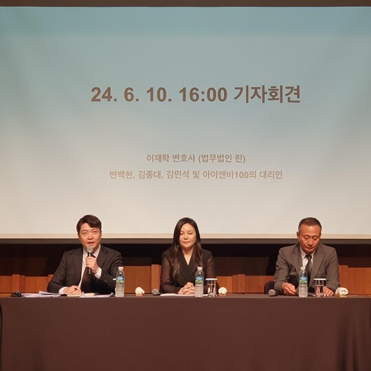 6월 10일 열린 기자회견에서 첸백시 측 변호사는 “SM엔터가 첸백시에게 기존 전속계약이 만료하면 5년을 추가 연장한다는 재계약서 날인을 미리 요구했다”면서 “그 만기가 도래하기 1년도 이전에 기존 계약의 5년을 연장해서 총 17∼18년에 이르는 재계약을 다시 요구했다”고 주장했다. 사진=연합뉴스