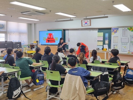 경기평택항만공사가 5월 29일 평택 도곡초등학교에서 열린 2024 찾아가는 해양교실에서 구명조끼 착용법을 강의하고 있다. 사진=경기평택항만공사 제공