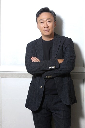 배우 이성민(56)이 정통 B급 코미디 영화 '핸섬가이즈'로 돌아왔다. 사진=NEW 제공