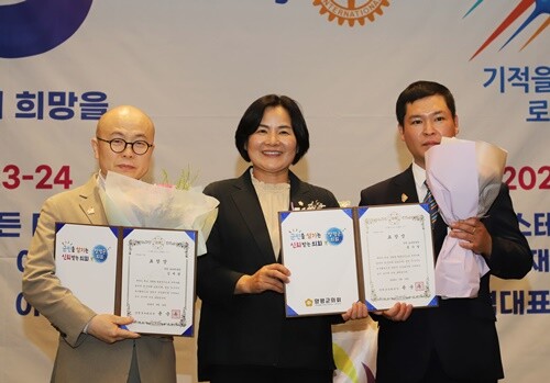 김세원·홍수철 회원에게 표창을 수여하는 윤순옥 양평군의회 의장. 사진=김현술 기자