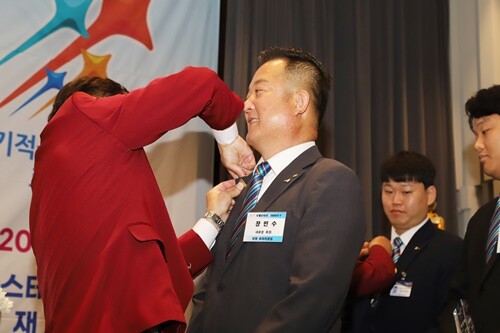 김상수 차기총재와 장성락 신임 회장이 새로운 회원들에게 로타리 뱃지와 테마 뱃지를  달아주고 있다. 사진=김현술 기자