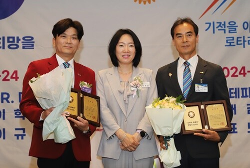 경기도의회 이혜원 의원이 장성락, 민재완 회원에게 국회의원 표창을 전수했다. 사진=김현술 기자