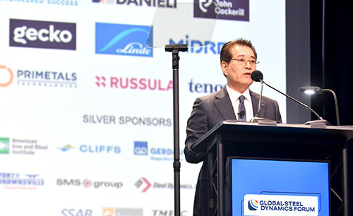 장인화 포스코그룹 회장이 18일(현지시각) 미국 World Steel Dynamics(WSD)가 개최한 'Global Steel Dynamics Forum'에 참석해 '초격차 미래 경쟁력을 향한 혁신'을 주제로 기조연설을 하고 있다. 사진=포스코그룹 제공