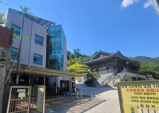 문수원 경내에 있는 빌딩 소유주는 시도쉬핑 홍콩이다. 사찰 건물 소유주는 위너스텝이다. 문수원 입구는 진돗개 2마리가 지키고 있었는데, 외부인이 쉽게 출입할 수 없는 구조였다. 사진=이동섭 기자