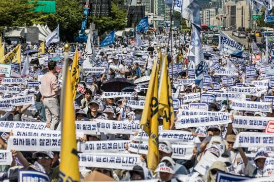 18일 서울 영등포구 여의도환승센터 인근에서 열린 대한의사협회 전국 의사 총궐기대회에서 참석자들이 손팻말을 들고 정부의 '의대 증원' 철회를 촉구하고 있다. 사진=최준필 기자