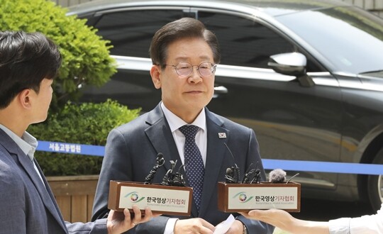 이재명 더불어민주당 대표가 6월 14일 서울 서초동 서울중앙지법에서 열린 공직선거법 관련 재판에 출석하기에 앞서 기자회견을 통해 '쌍방울 불법 대북송금'에 대한 입장을 밝히고 있다. 사진=박정훈 기자