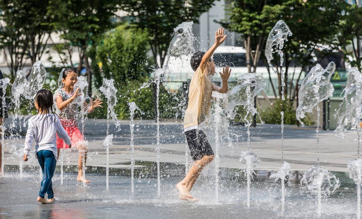 서울 지역 낮 최고 기온이 32도까지 오른 지난 11일 서울 종로구 광화문광장 분수대에서 어린이들이 물놀이를 하며 무더위를 식히고 있다. 사진=최준필 기자