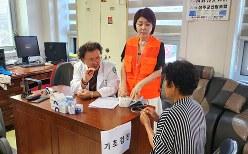 '대구경북 국제 교류 협의회 봉사단' 회원인 합천 고려요양병원 박재만 전문의가 진료 봉사에 나서고 있다. 사진=대구경북 국제 교류 협의회 봉사단 제공