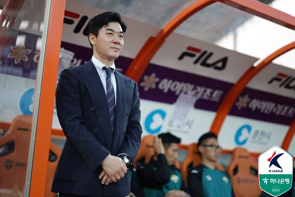 팀을 선두권으로 이끈 윤정환 감독도 고평가를 받고 있다. 사진=한국프로축구연맹 제공