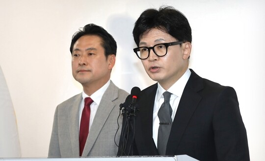 장동혁 의원이 지난 4월 11일 11일 서울 여의도 중앙당사에서 한동훈 비대위원장이 사퇴 기자회견을 갖는데 함께 자리하고 있다. 사진=박은숙 기자