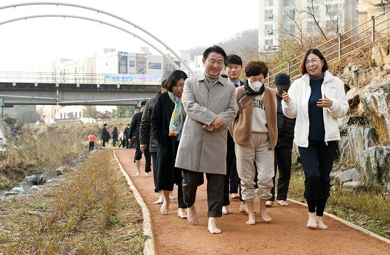 민락천 건강 황톳길에서 시민들과 소통하고 있는 김동근 의정부시장. 사진=의정부시 제공