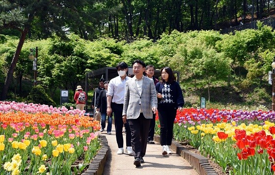 직동근린공원 초화원 현장을 점검하고 있는 김동근 의정부시장. 사진=의정부시 제공
