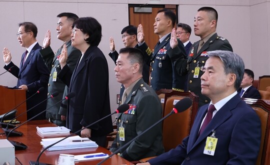 6월 21일 국회 법제사법위원회에서 열린 채 해병 특검법 입법청문회에 출석한 증인들이 증인선서를 하고 있다. 핵심 증인인 이종섭 전 국방부 장관과 임성근 전 해병대 1사단장, 신범철 전 국방부 차관은 증인선서를 거부했다. 사진=연합뉴스