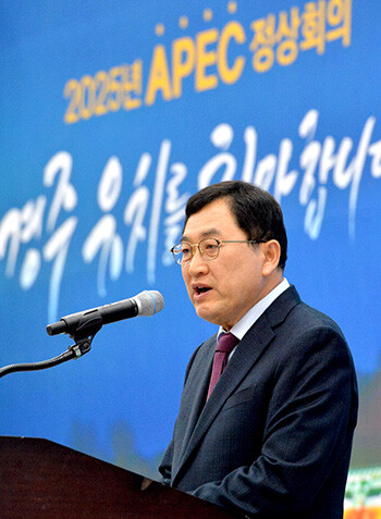 주낙영 시장이 지난해 3월 30일 경주화백컨벤션센터에서 열린 2025 APEC 정상회의 경주 유치를 위한 범시민추진위원회 출범식에서 기념사를 하고 있다. 사진=경주시 제공
