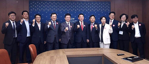 주낙영 시장(왼쪽 네번째)을 비롯해 이철우 경북지사 김석기 국회의원 등이 PT발표전 필승 퍼포먼스를 하고 있다. 사진=경주시 제공