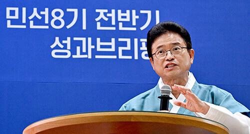 이철우 지사가 1일 경북도청 화백당에서 민선8기 전반기 도정성과 언론 브리핑을 갖고 있다. 사진=경북도 제공