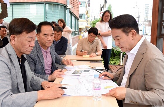 김동근 시장이 신곡2동주민센터에서 열린 '현장시장실'에서 주민의견을 듣고 있다. 사진=의정부시 제공