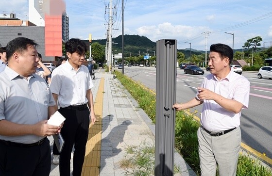김동근 시장이 '걷고 싶은 거리 조성'을 위한 로드체킹을 하고 있다. 사진=의정부시 제공