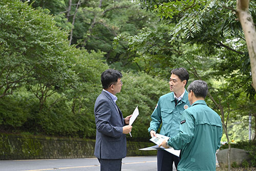 1일 오후 최재훈 달성군수(중앙)가 화원읍 명곡리 일원 도로를 방문해 급경사지를 살피며 여름철 우기 대비 점검에 나서고 있다. 사진=달성군 제공