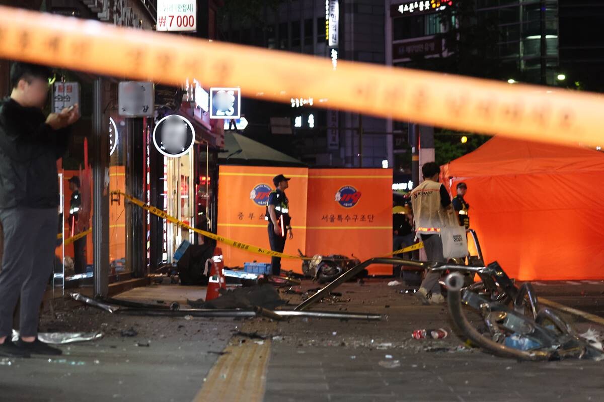 1일 밤 대형 교통사고가 발생한 서울 시청역 인근 교차로 인도에 설치된 분리대가 완전히 파괴되어 파편들이 흩어져 있다. 사진=연합뉴스